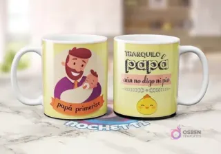 Dos tazas blancas de sublimación con fondo amarillo. Una con caricatura de padre barbudo cargando un bebé y 'papá primerizo'. Otra con frase 'TRANQUILO papá aún no digo ni pío' y un pollito.