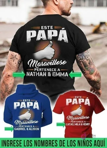 Hombre de espaldas vistiendo polera negra personalizada con el texto 'Este Papá Maravilloso pertenece a Nathan & Emma', junto a un hoodie azul y una polera roja con diseños personalizables similares para el Día del Padre.