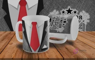 Dos tazas blancas sublimadas con diseños del Día del Padre. Una con un elegante traje y corbata roja, y la otra con la frase 'El Mejor Papá del Mundo' y estrellas sobre un fondo gris.