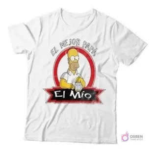 Polera blanca sublimada con un diseño de Homer Simpson de Los Simpsons, sosteniendo una cerveza y la frase 'El Mejor Papá El Mío', ideal para un regalo divertido del Día del Padre.