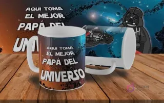 Dos tazas blancas sublimadas con un diseño de Darth Vader de Star Wars y la frase 'Aquí toma el mejor Papá del Universo', ambientadas en un fondo espacial con planetas y estrellas.