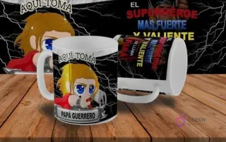 Dos tazas blancas sublimadas con diseño de Thor en estilo chibi y las frases 'Aquí toma Papá Guerrero' y 'El Superhéroe más fuerte y valiente', sobre un fondo oscuro con relámpagos.