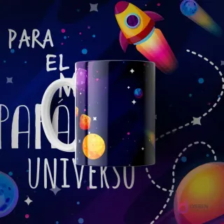 Taza de sublimación con diseño espacial, planetas, estrellas y un cohete, con la frase 'PARA EL PAPÁ DEL UNIVERSO', sobre un fondo galáctico oscuro.