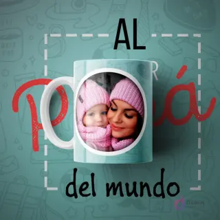 Taza de sublimación turquesa con un marco circular que enmarca una foto de una madre y su bebé, y la frase 'AL PAPÁ del mundo', sobre un fondo con garabatos de elementos masculinos.