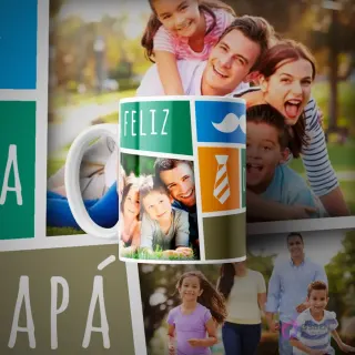 Taza de sublimación blanca con un diseño de bloques de color (verde, naranja, marrón, azul) que incluyen una foto de padre e hijos, un bigote y una corbata, en un entorno familiar.