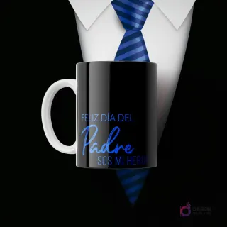 Taza de sublimación negra con la frase 'FELIZ DÍA DEL Padre SOS MI HEROE' en letras azules brillantes, sobre un fondo de traje y corbata azul.
