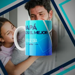 Taza de sublimación blanca con un diseño degradado azul y la frase 'PAPÁ ERES EL MEJOR FELIZ DÍA' con un sutil bigote, sobre un fondo de un padre abrazando a su hija.