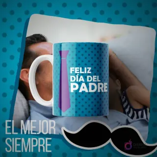 Taza de sublimación azul con puntos, y una corbata morada con la frase 'FELIZ DÍA DEL PADRE', sobre un fondo de un padre con su hijo y un gran bigote negro de ícono.