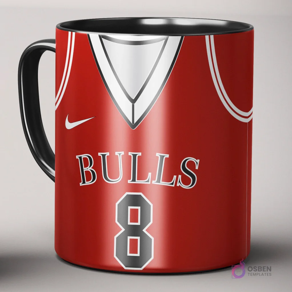 Taza de sublimación individual con diseño de jersey rojo de Chicago Bulls, número 8, con logo Nike y asa negra, sobre fondo gris claro.