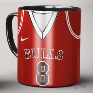 Taza de sublimación individual con diseño de jersey rojo de Chicago Bulls, número 8, con logo Nike y asa negra, sobre fondo gris claro.