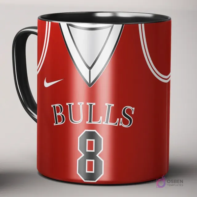 Taza de sublimación individual con diseño de jersey rojo de Chicago Bulls, número 8, con logo Nike y asa negra, sobre fondo gris claro.