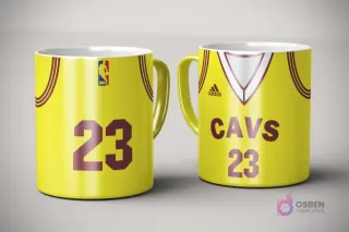 Par de tazas de sublimación con diseño de jersey amarillo y granate de Cleveland Cavaliers, número 23, con logo Adidas y logotipo NBA, sobre fondo gris claro.