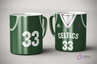 Par de tazas de sublimación con diseño de jersey verde y blanco de Boston Celtics, número 33, con logo Adidas y logotipo NBA, sobre fondo gris claro.