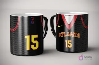 Par de tazas de sublimación con diseño de jersey negro y rojo de Atlanta Hawks, número 15, con logo Nike y logotipo NBA, sobre fondo gris claro.