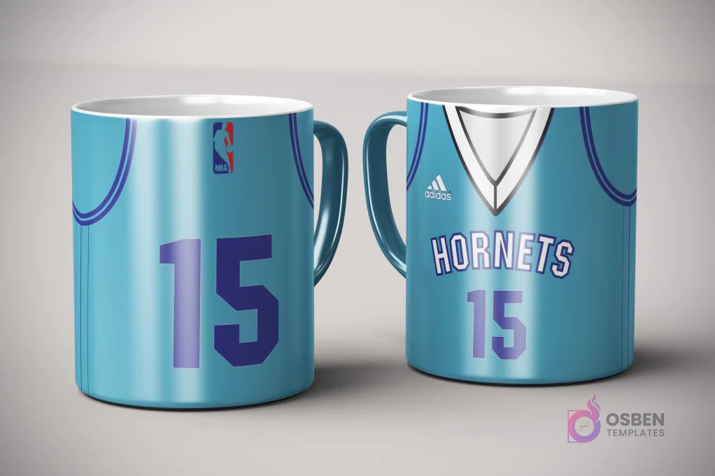 Par de tazas de sublimación con diseño de jersey turquesa y morado de Charlotte Hornets, número 15, con logo Adidas y logotipo NBA, sobre fondo gris claro.