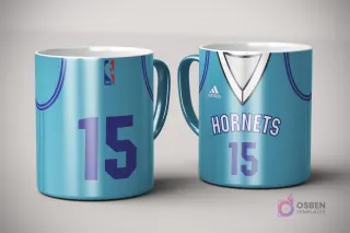 Par de tazas de sublimación con diseño de jersey turquesa y morado de Charlotte Hornets, número 15, con logo Adidas y logotipo NBA, sobre fondo gris claro.