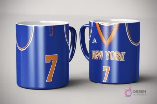 Par de tazas de sublimación con diseño de jersey azul y naranja de New York Knicks, número 7, con logo Adidas y logotipo NBA, sobre fondo gris claro.