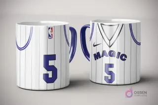 Par de tazas de sublimación con diseño de jersey blanco y azul de Orlando Magic, número 5, con logo Nike y logotipo NBA, sobre fondo gris claro.