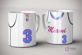 Par de tazas de sublimación con diseño de jersey blanco con detalles rosados y azules de Miami Heat, número 3, con logo Nike y logotipo NBA, sobre fondo gris claro.