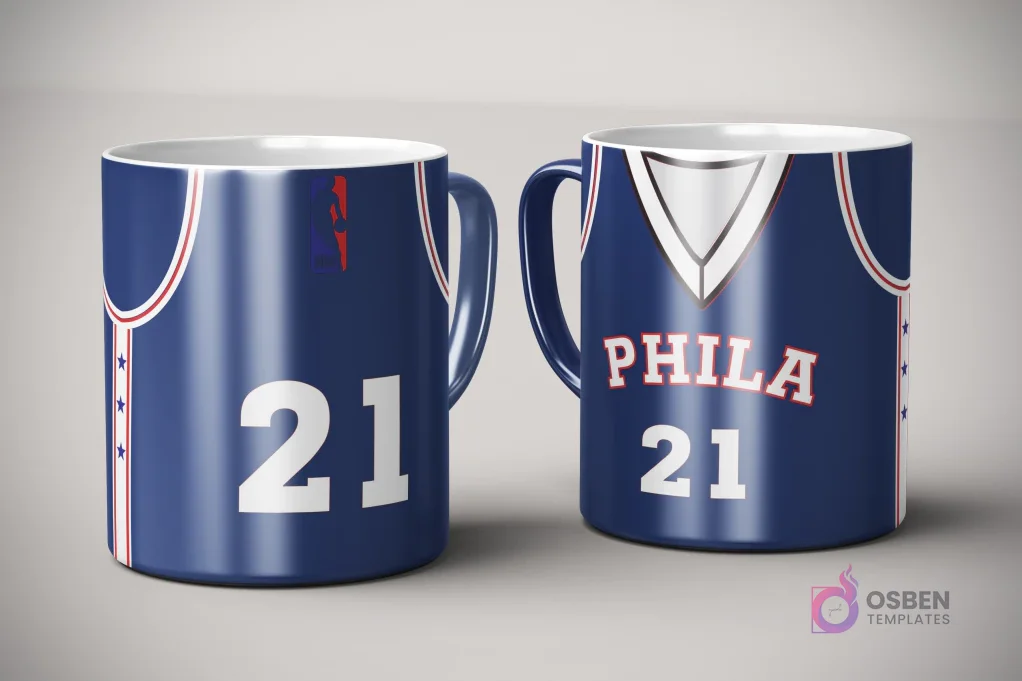 Par de tazas de sublimación con diseño de jersey azul, rojo y blanco de Philadelphia 76ers, número 21, con logotipo NBA, sobre fondo gris claro.