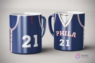 Par de tazas de sublimación con diseño de jersey azul, rojo y blanco de Philadelphia 76ers, número 21, con logotipo NBA, sobre fondo gris claro.