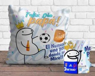 Cojín y taza sublimados con diseños Flork del Día del Padre. El cojín muestra un Flork jugando fútbol con una cerveza y el mensaje 'Feliz Día Papá! El Número uno por donde se Mire!!', y la taza tiene un Flork saludando con el logo de Universidad de Chile.