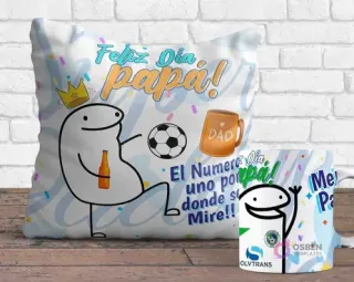 Cojín y taza sublimados con diseños Flork del Día del Padre. El cojín muestra un Flork jugando fútbol con una cerveza y el mensaje 'Feliz Día Papá! El Número uno por donde se Mire!!', y la taza tiene un Flork saludando con el logo de Cobreloa.