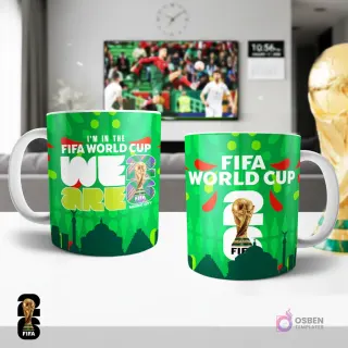 Tazas sublimadas verdes con mensaje 'I'm in the FIFA WORLD CUP WE ARE 26' y 'Mexico City' para el Mundial FIFA 2026, incluyendo el trofeo y skyline.
