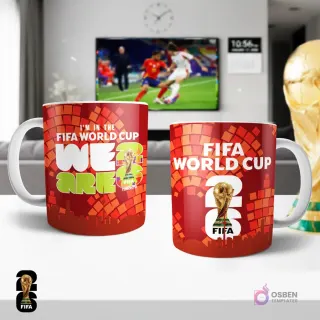 Tazas sublimadas rojas con mensaje 'I'm in the FIFA WORLD CUP WE ARE 26' y 'Toronto' para el Mundial FIFA 2026, incluyendo el trofeo de la Copa.