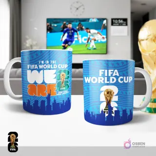 Tazas sublimadas azules con 'I'm in the FIFA WORLD CUP WE ARE 26' y 'New York New Jersey' para el Mundial FIFA 2026, con el trofeo y skyline.