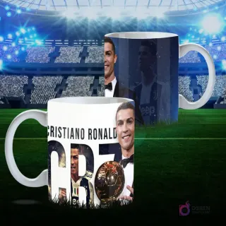 Taza de sublimación CR7 con Cristiano Ronaldo sosteniendo el Balón de Oro y el logo CR7, con diseño de CR7 en uniforme de Juventus en la parte posterior, sobre fondo de estadio.