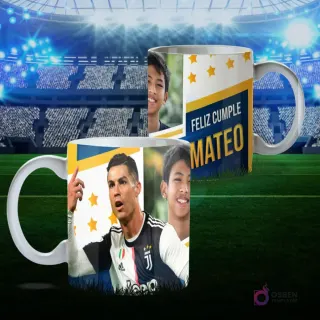Mug de sublimación personalizado 'Feliz Cumple Mateo' con Cristiano Ronaldo en uniforme de Juventus y foto de un niño, diseño juvenil y estrellas, sobre fondo de estadio.