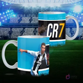 Taza de sublimación con diseño de Cristiano Ronaldo en acción con camiseta de Juventus sobre fondo azul y el logo CR7 en la parte posterior, sobre fondo de estadio.