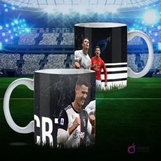 Plantilla de taza CR7 con Cristiano Ronaldo celebrando en uniforme de Juventus y diseños de CR7 con camisetas de Real Madrid y Manchester United, sobre fondo de estadio.