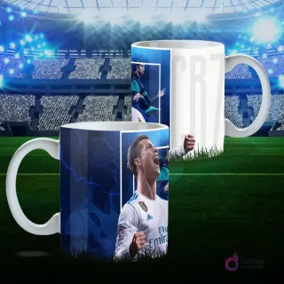 Mug de sublimación con Cristiano Ronaldo de Real Madrid gritando con entusiasmo y el logo CR7 en fondo azul con efectos de relámpagos, sobre fondo de estadio.
