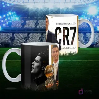 Taza de sublimación CR7 con Cristiano Ronaldo sosteniendo el Balón de Oro y un retrato monocromático, sobre diseño de fondo naranja y negro con texto CR7, sobre fondo de estadio.