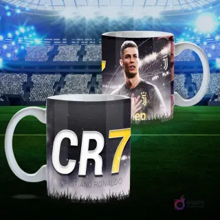 Plantilla de taza CR7 con Cristiano Ronaldo en uniforme de Juventus señalando, y el logo CR7 en tonos amarillos y blancos, sobre fondo oscuro de estadio, para sublimación.