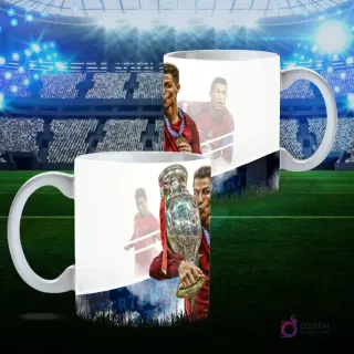 Mug de sublimación con Cristiano Ronaldo de Portugal besando el trofeo de la Eurocopa, con elementos abstractos y el logo CR7, sobre fondo de estadio de fútbol.