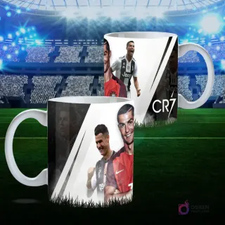 Taza de sublimación CR7 con Cristiano Ronaldo sonriendo en uniformes de Juventus y Portugal, con diseño de franjas diagonales en blanco y negro, sobre fondo de estadio.