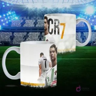 Plantilla de taza CR7 con Cristiano Ronaldo de espaldas con el número 7 de Portugal y un retrato frontal de CR7 en monocromo, con diseño minimalista blanco y dorado, sobre fondo de estadio.