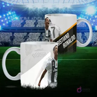 Mug de sublimación con Cristiano Ronaldo en Juventus gritando, con el nombre 'Cristiano Ronaldo' y banner negro/naranja, y efecto de silueta, sobre fondo de estadio.