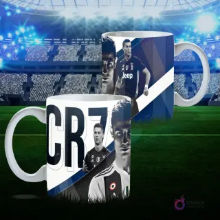 Taza de sublimación CR7 con múltiples retratos de Cristiano Ronaldo en blanco y negro y en uniforme de Juventus, con franja diagonal azul, sobre fondo de estadio de fútbol.
