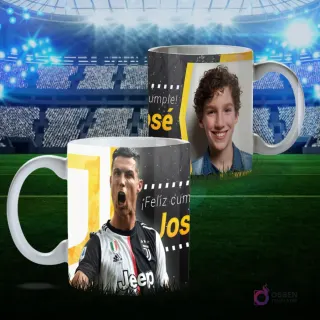 Plantilla de taza personalizada '¡Feliz Cumple José!' con foto de niño y Cristiano Ronaldo en uniforme de Juventus celebrando, con detalles dorados y negros, sobre fondo de estadio.