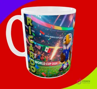 Taza sublimada con la mascota águila en estadio con fuegos artificiales y nombre Ricardo para Mundial 2026