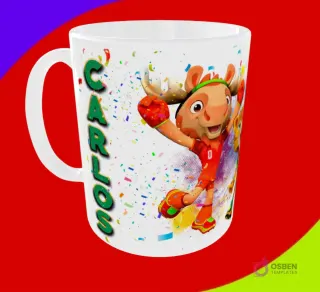Taza sublimada con la mascota alce del Mundial 2026 celebrando con confeti y nombre Carlos