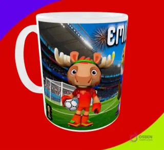 Taza sublimada con la mascota alce sosteniendo un balón en estadio y el nombre Emiliano