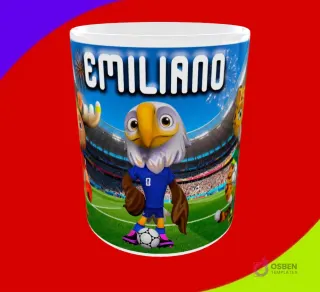 Mug sublimado con la mascota águila sosteniendo un balón en estadio y el nombre Emiliano
