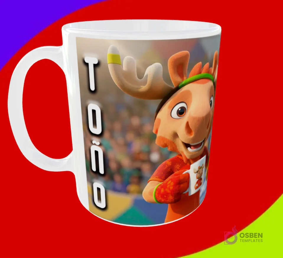 Taza sublimada con la mascota alce y el nombre Toño escrito verticalmente, sobre un fondo de estadio