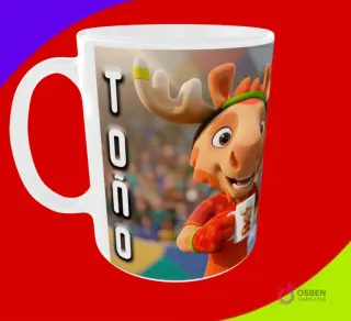Taza sublimada con la mascota alce y el nombre Toño escrito verticalmente, sobre un fondo de estadio