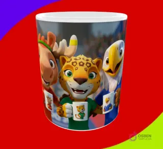 Mug sublimado con las tres mascotas del Mundial 2026 (alce, jaguar, águila) sosteniendo pequeñas tazas temáticas